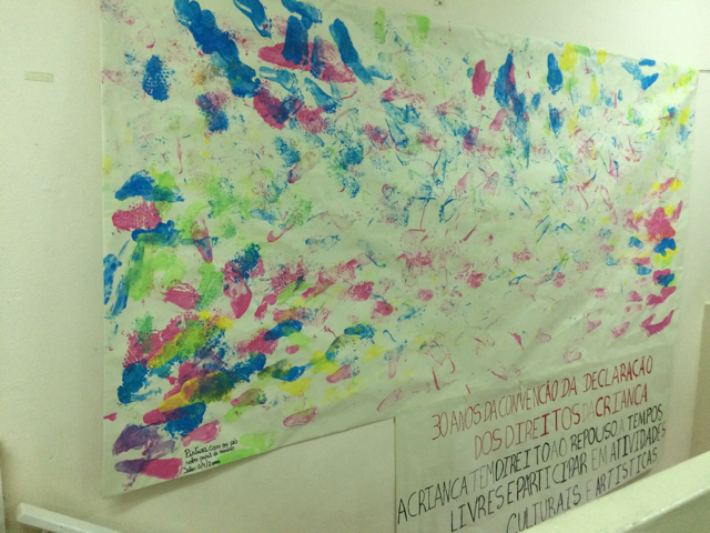 Mural com impressões palmares de crianças