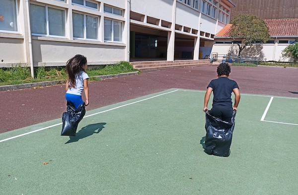 Atividade 3 - Jogos tradicionais: corrida de sacos na Escola Básica da Torrinha
