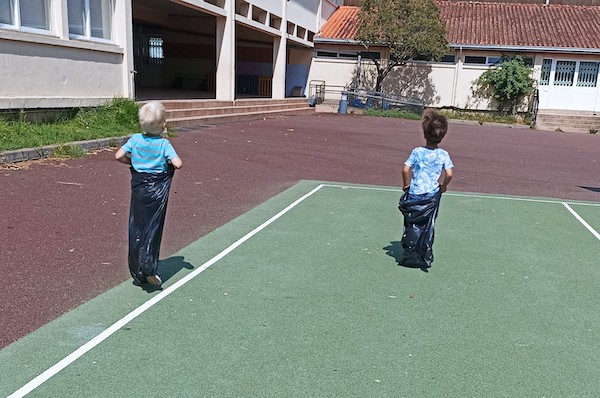 Atividade 3 - Jogos tradicionais: corrida de sacos na Escola Básica da Torrinha